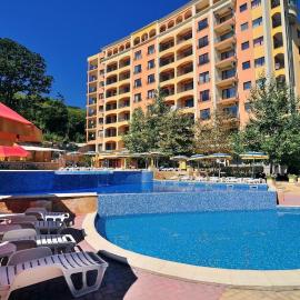 Kris Apartments at Paradise Green Park -FREE Parking, hotel in Golden Sands