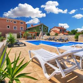 Aparments David 1376, hotel u gradu Štinjan