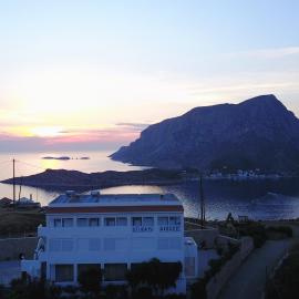 Studios Aeolos Kalymnos، فندق في Mirtéai