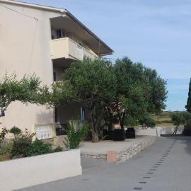 Apartments Zoran, hotel in Povljana