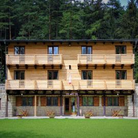 Dům bratří Čapků, hotel a Budislav