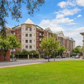 Spacious 4 BR and 2 Bathrooms City Apartment