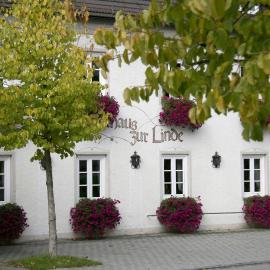 Gasthaus zur Linde: Hohenpolding şehrinde bir otel