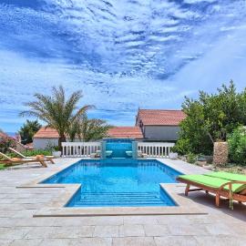 Lantana Holiday Home, hotel in Bol