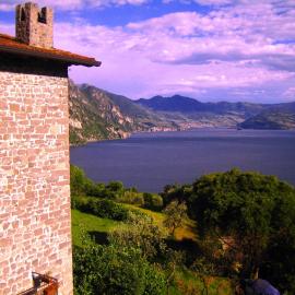 Castello di Zorzino Iseo lake, hotelli kohteessa Riva di Solto