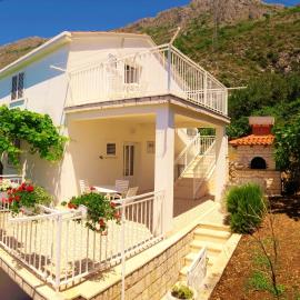 Seven Seas Apartments, hotel v Mlini