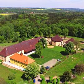 Zámecký Dvůr Černousy, hotel sa V Poli