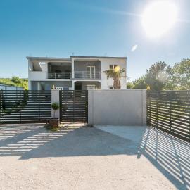Radanovići에 위치한 호텔 Tramonto Apartments