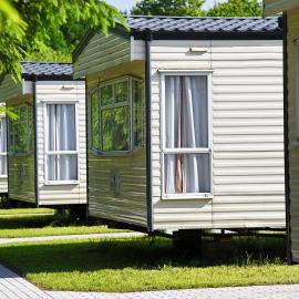 Holiday Lodge, готель у місті Погожеліца
