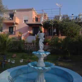 Ellis Studios, hotel Meganísziben