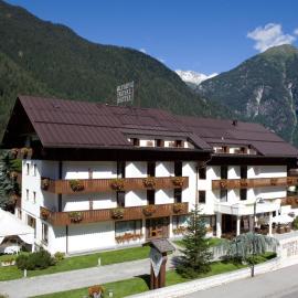 Royal Olympic Hotel, hotel em Pinzolo