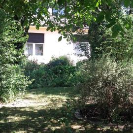 Chambres du Jardin Fleuri, hotel in Saint-Aubin-lès-Elbeuf