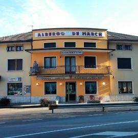 Albergo De March، فندق في فارا دي ألباغو