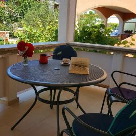 Apartments Lampion, hotel in Vir