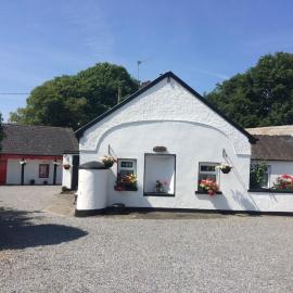 Cummins Cottages, hotel in Ballycrossaun