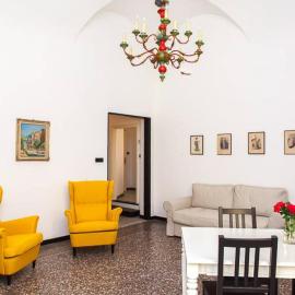 Casa Carducci - Spacious historical home close to the beach, hotel en Imperia