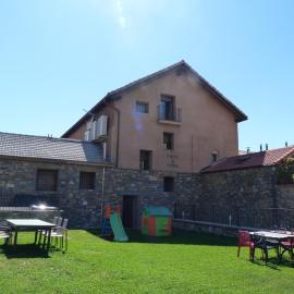 Apartamentos Puerta de Ordesa, hotel in Laspuña