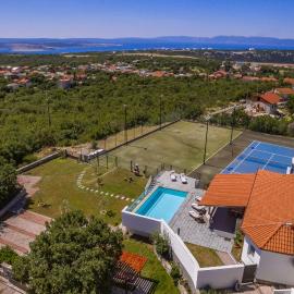 Villa Krasica - Private Tennis Court, Sauna & Jacuzzi, hotel u gradu Krasica