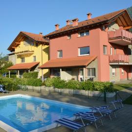 Residence Girasole Casa Rossa B, hotel a Colico