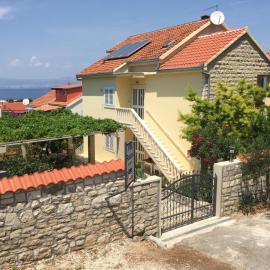 Villa Radoš - 4 Sterne, 3 Apartments für maximal 18 Gäste