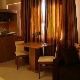 Studios Karavos, hotel in Aliveri