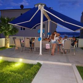 Two Palms, hotel i Duće