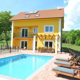 Villa in Tijarica with Private Pool, hotel di Pocrnja