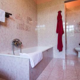 Villa Anna Monolocale con ingresso indipendente，奧西莫的飯店