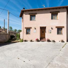 El Descanso de los Lares Casa con piscina climatizada, hotelli kohteessa Miguel-Ibáñez