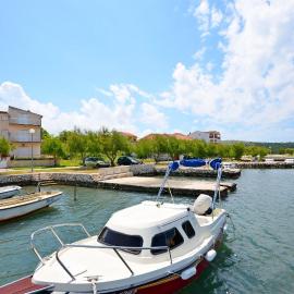 Apartments Vila Punta، فندق في Jadrtovac