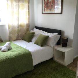 4 Bed House next to Basildon Town Centre, hotelli kohteessa Basildon