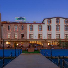 Bacacan Otel، فندق في أيفاليك