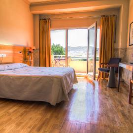 Hotel Azar، فندق في بلاسينثيا