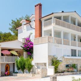 Apartments Šimić, hotel di Milna