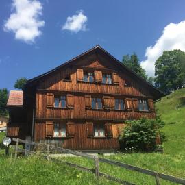 Sunnaschi Appartements - Wohnungen oder gesamt als "Hütte", hotelli kohteessa Laterns