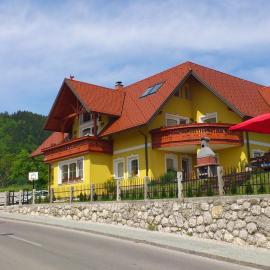Apartments and Rooms With View on Bled – hotel w mieście Zgornje Gorje