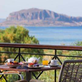 Iris Beach Hotel، فندق في مونيمفاسيا