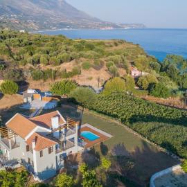 Filon Ktima Beachfront Upscale Villa, Hotel in Karavadhos