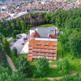 Everest Hotel, hotel a Etropole