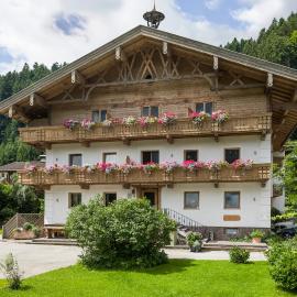 Ferienhof Kampfl, hotelli kohteessa Fügen