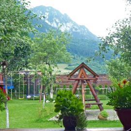 Sura Pietrei Craiului, hotel in Zărneşti