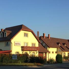 Patyi Étterem és Hotel, מלון בBögöte