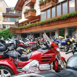 Alps Oriental Wellness HOTEL, hotell i Campodolcino