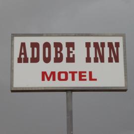 Adobe Inn Motel，Clint的飯店