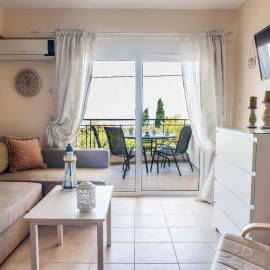 Lovely Apartment Next to the Sea Lygia Korinthias, hotel Lijában