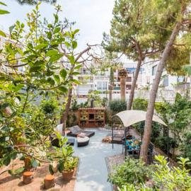 3 bedroom Apartment with private garden on top location Sitges centre beach – hotel w mieście Sitges