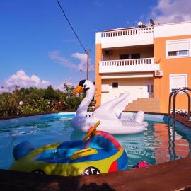 Viesnīca Kouros Chania Villas pilsētā Maleme