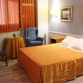 Hostal Montserrat, hotel em Tona