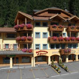 Casa Maurivan, hotel in Canazei