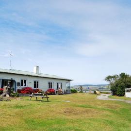 Surat Bay Lodge, Motel and Backpackers: Owaka şehrinde bir otel